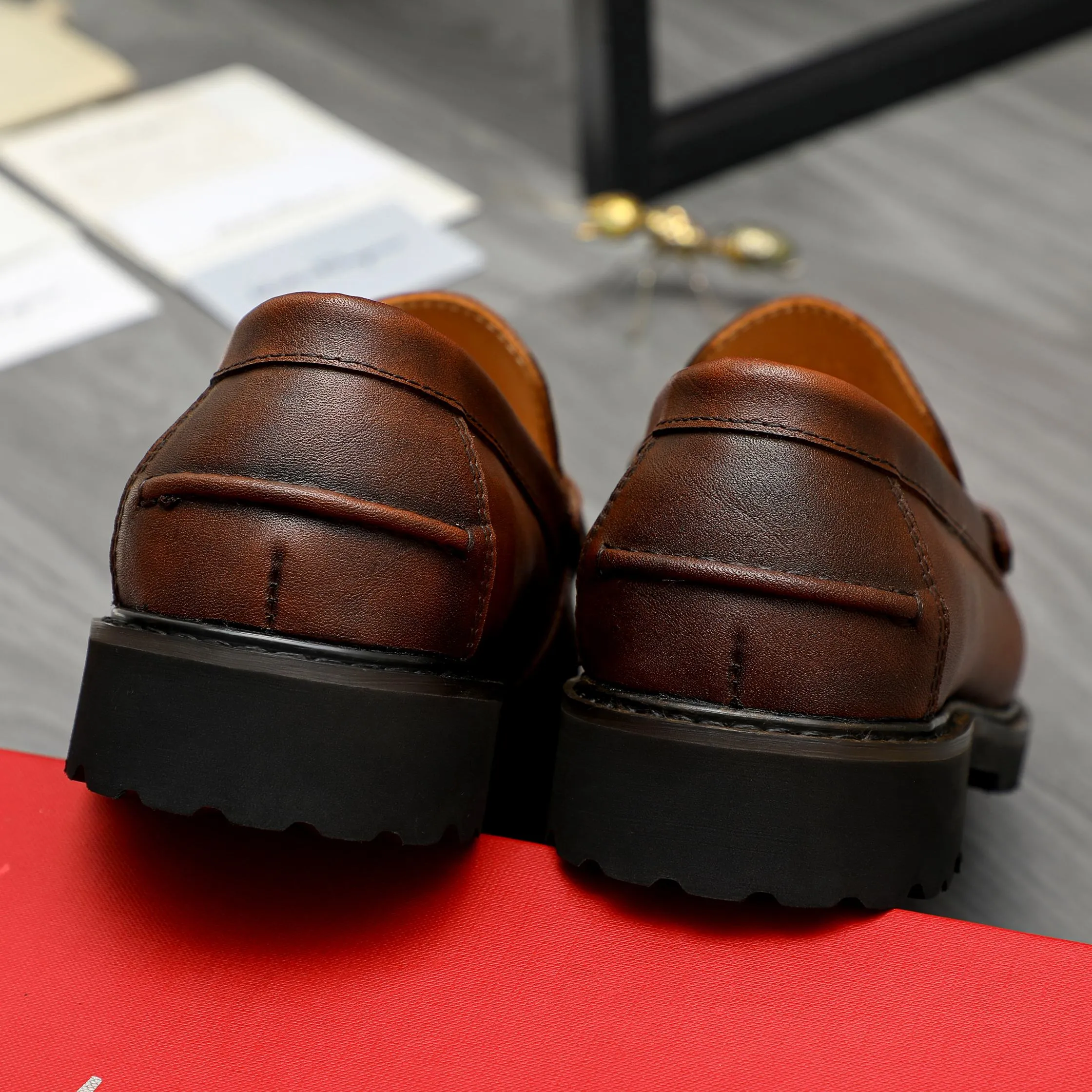 Men's shoes 💰442 Product trademark: Ferragamo "Ferragamo" business formal leather shoes Regular size: 38-46 (45.46 custom-made and non-returnable) Product materials: Selected color-brushed cowhide upper, cowhide lining, non-slip rubber outsole
